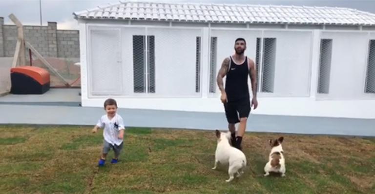 Filho de Gusttavo Lima surge se divertindo na mansão em que mora com os pais