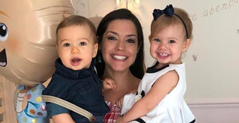 Thais Fersoza mostra os filhos de macacão em looks combinados e derrete fãs: ”Coisa mais fofa”