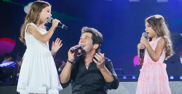 Daniel canta com as filhas no Santuário de Nossa Senhora Aparecida