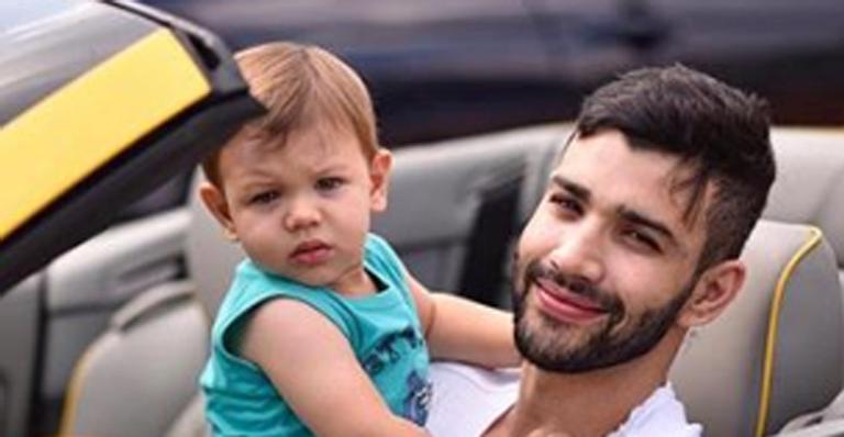 Gusttavo Lima relembra passeio de carro conversível com o filho mais velho