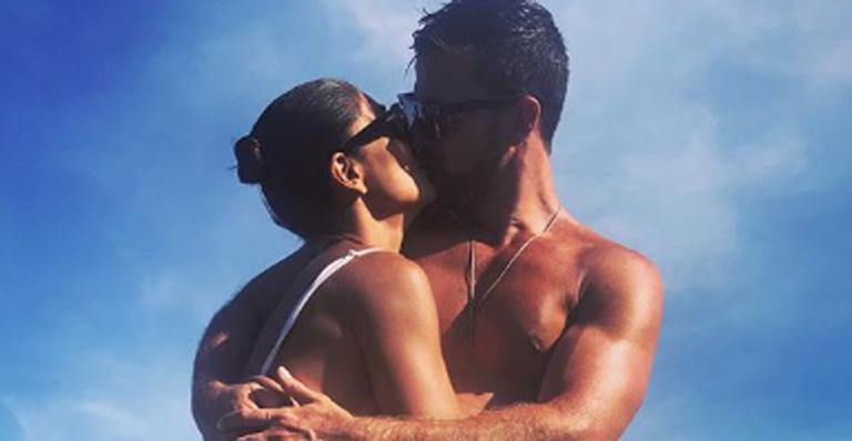 Juliana Paes empina o bumbum ao celebrar o aniversário do marido