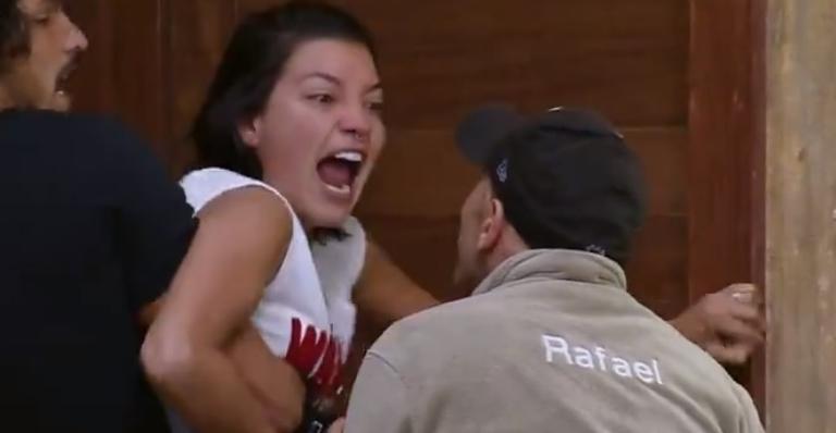 A Fazenda: Briga sai de controle e Rafael Ilha acusa Gabi Prado de agressão