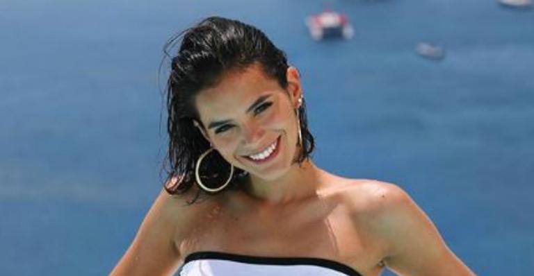 Uau! De biquíni, Bruna Marquezine, Gio Ewbank e Marina Moschen curtem passeio de barco em Noronha