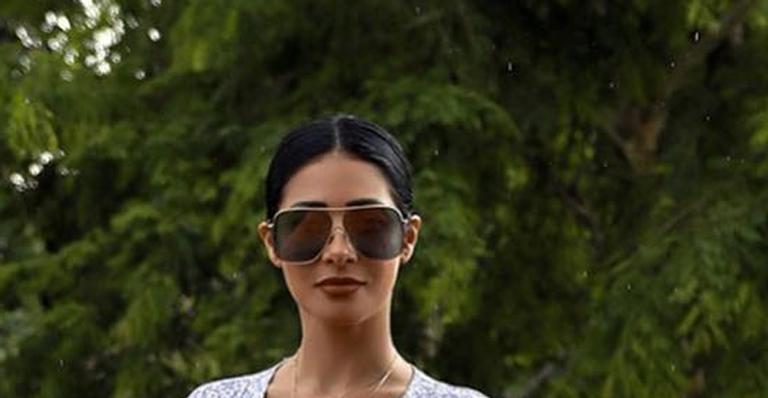 Com fenda ousada, Simaria arrasa no look e quase mostra demais