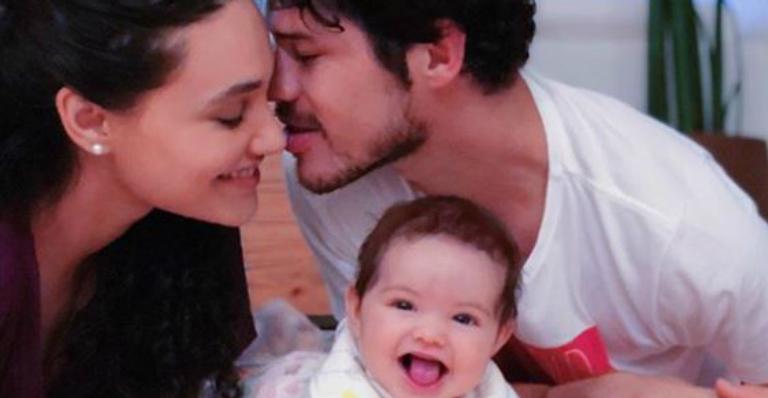 Débora Nascimento faz bolo e comemora seis meses da filha, Bella: “Meu melhor mundo”