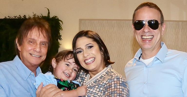 Recluso, Roberto Carlos faz rara aparição no aniversário de 3 anos da netinha