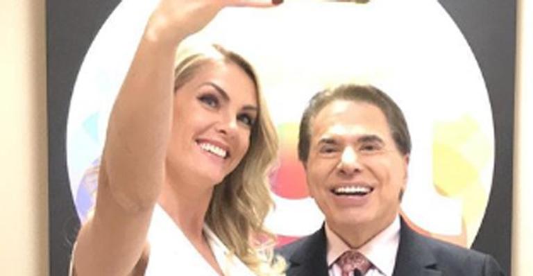 Ana Hickmann tieta Silvio Santos nos bastidores do SBT