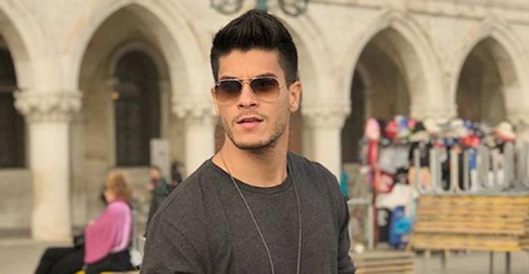 Arthur Aguiar dá bronca na filha que ainda nem nasceu: ‘Vê se eu estou achando graça’