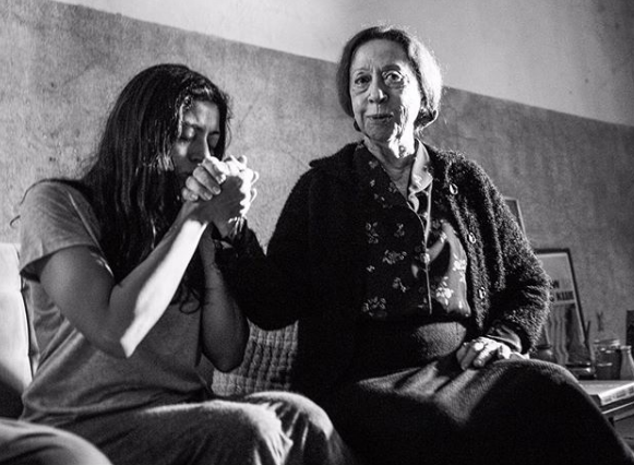 Completando 89 anos, Fernanda Montenegro recebe homenagem emocionante de Carol Castro