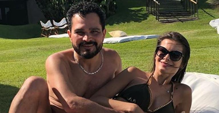 Luciano Camargo e Flávia trocam juras de amor no aniversário de casamento