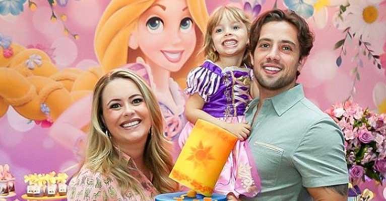 Fofura! Aurora, filha mais velha de Rafael Cardoso, dá banho no caçula, Valentim, de 4 meses