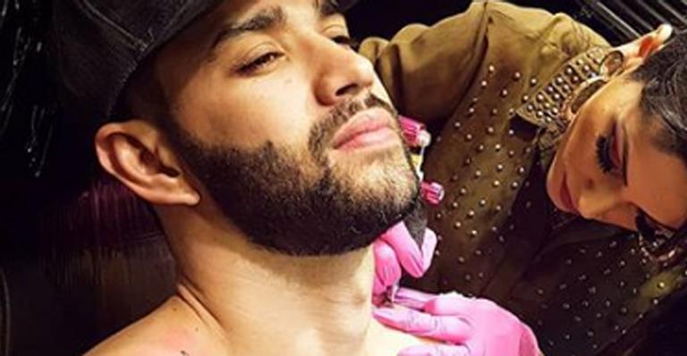 Gusttavo Lima não esconde lágrimas durante chamada de vídeo com caçula: ”Saudades”