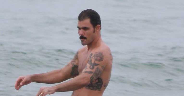 Juliano Cazarré aposta em bermuda de gosto duvidoso para surfar no Rio