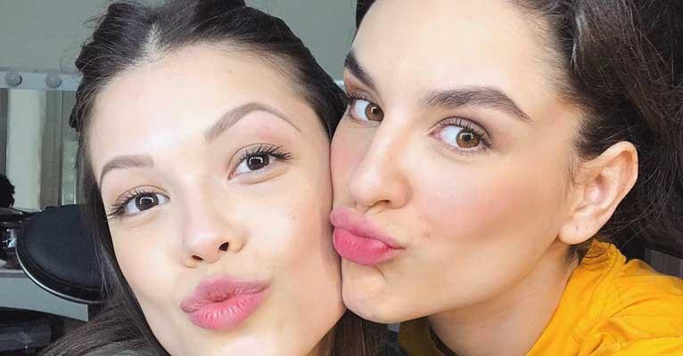 Inimigas em novela, Kéfera se declara para Vitória Strada:”Cheia de luz”