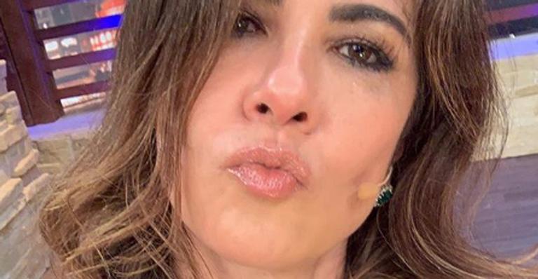 Sensualíssima, Luciana Gimenez usa vestido revelador e pergunta: ”Muito decote?”