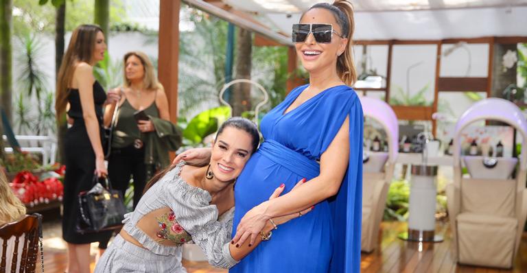 Grávida, Sabrina Sato exibe seu barrigão na festa de Vera Viel