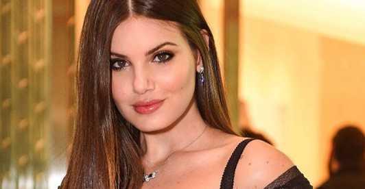 Camila Queiroz faz pedido inusitado aos seus seguidores