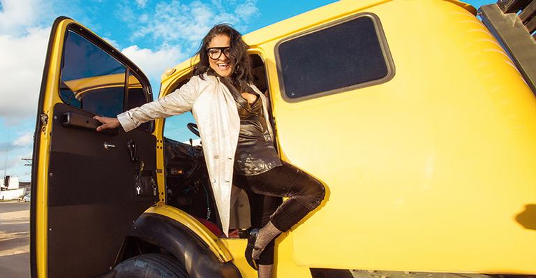 Claudia di Moura revela lado poderoso: ”Meu coração está batendo. Não está apanhando”