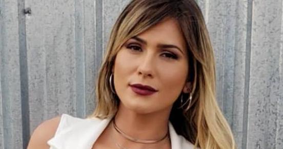 Livia Andrade surge de espartilho e decote generoso em look ousado