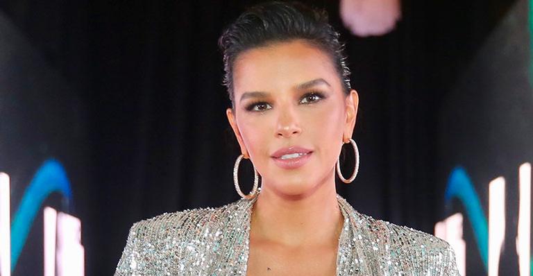 Mariana Rios surge com decote profundo em evento de moda