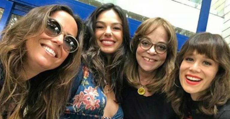 Na reta final de gestação, Isis Valverde faz visita a amigas e posa com Mariana Ximenes