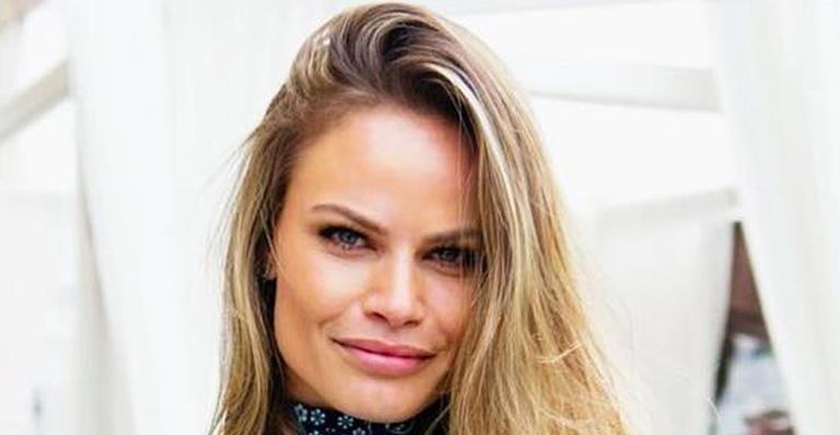 Nati Casassola surge nua em foto usando só uma bota acima do joelho
