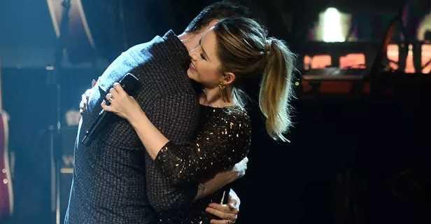 Sandy troca beijos apaixonados com o marido Lucas Lima no palco e surpreende fãs