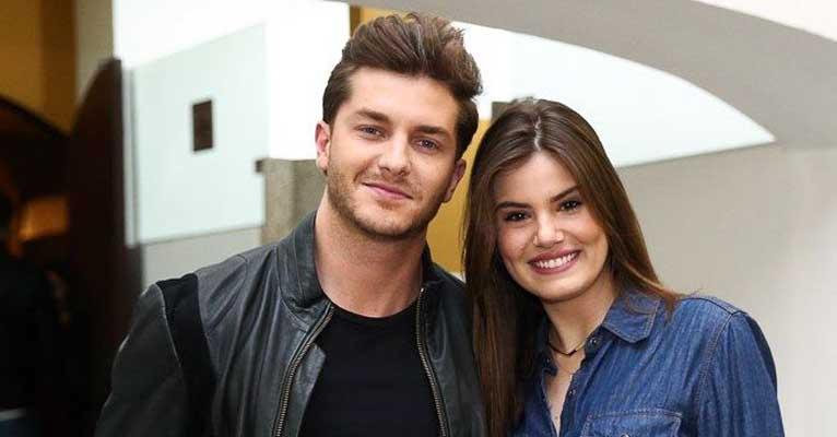 É o amor! Klebber Toledo dá beijão cinematográfico em Camila Queiroz
