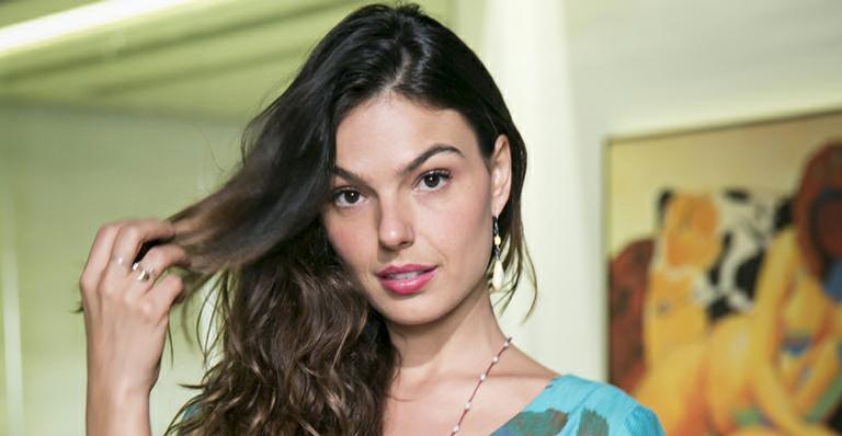Isis Valverde fica encantada com foto de Débora Nascimento amamentando a filha
