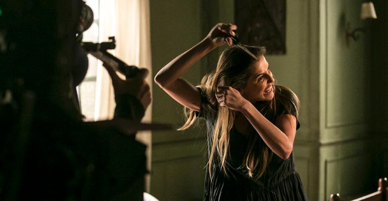 Segundo Sol: Karola surta e corta o próprio cabelo