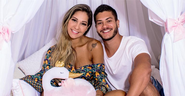 Arthur Aguiar comemora o nascimento da 1ª filha após 10 meses de gestação