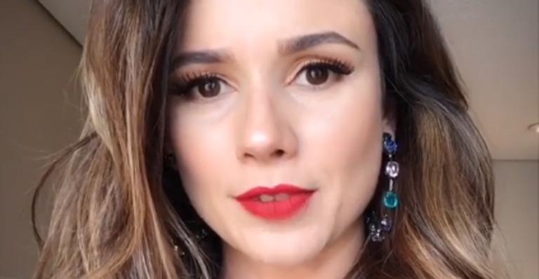 Paula Fernandes surge com novo visual em evento de projeto na TV