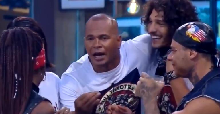 A Fazenda: Chulapa faz comentário preconceituoso e Luane Dias rebate: ”Racistas não passarão”
