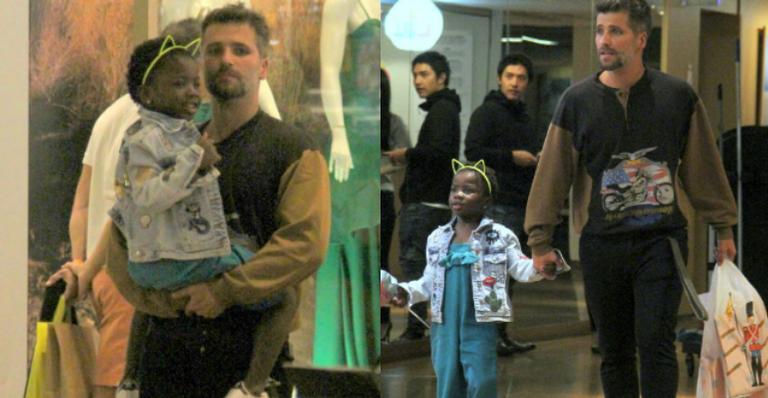 Bruno Gagliasso e Titi curtem noite de diversão em shopping no Rio