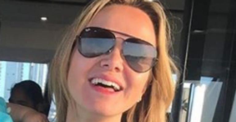 Durante passeio de barco, Eliana posa com a filha e roupinha inusitada chama a atenção