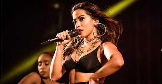 Anitta surge bizarra em foto e fãs não perdoam: ”Isso é ressaca?”