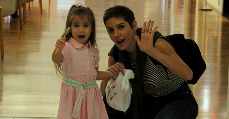 Fofura! Maria Flor e Deborah Secco mandam beijo para fotógrafo ao serem flagradas em shopping