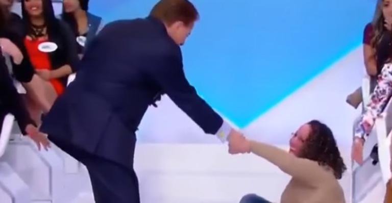 Mulher cai no palco e é socorrida por Silvio Santos: ”Finge que não doeu”