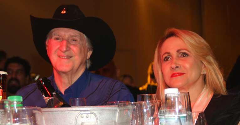 Em rara aparição, Sergio Reis troca beijos com a mulher, Angela Bavini, em evento de música