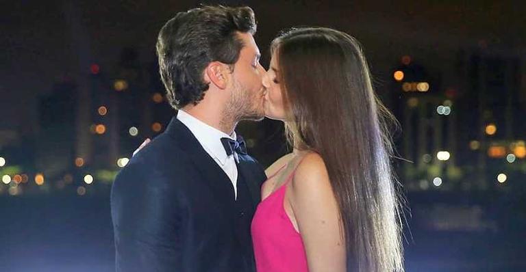 Camila Queiroz conta detalhes da rotina com Klebber Toledo após casamento