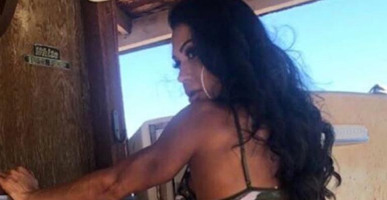 Gracyanne Barbosa mostra o bumbum usando biquíni fio dental e fã brinca: ”Mais empinada que o nariz de muita gente”