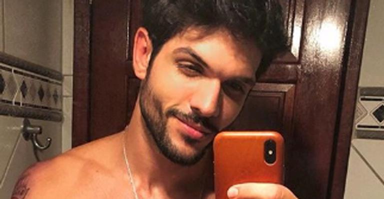 Ex-BBB Lucas Fernandes exibe o tanquinho e revela o seu peso atual