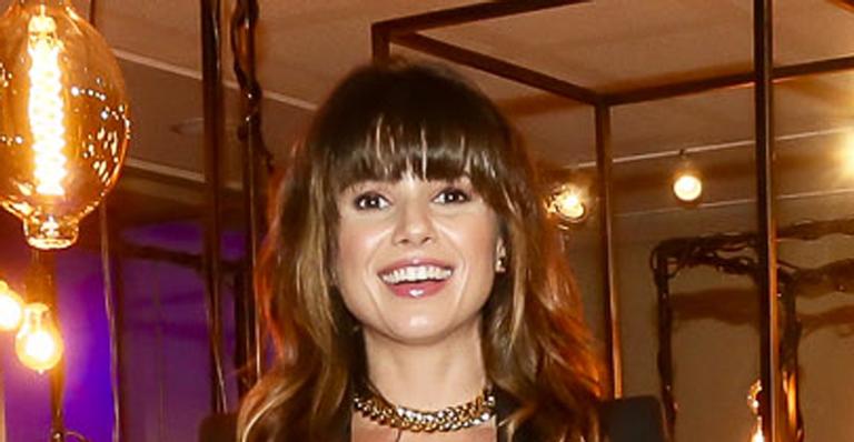 Com look sexy, Paula Fernandes faz primeira aparição pública com o novo namorado