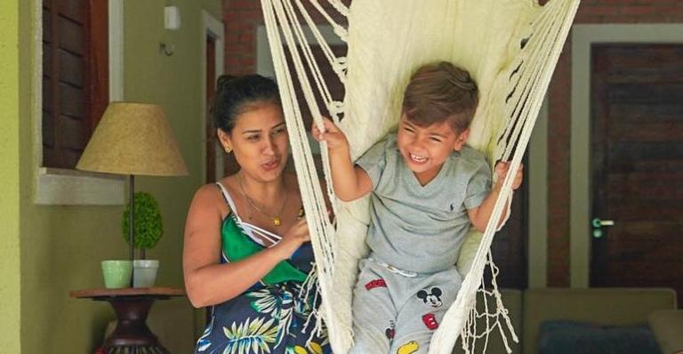 Simone viaja com o filho para São Paulo e pequeno se apaixona pela cidade: ”Aqui é muito legal”