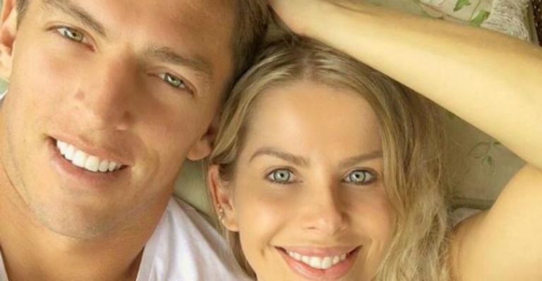 Amaury Nunes solta cantada para cima de Karina Bacchi e provoca risos dos fãs