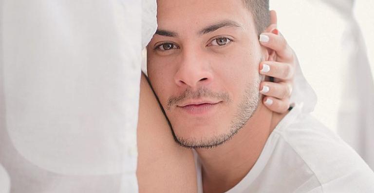 Arthur Aguiar reclama nas redes sociais: ”Sophia não deixa dormir”