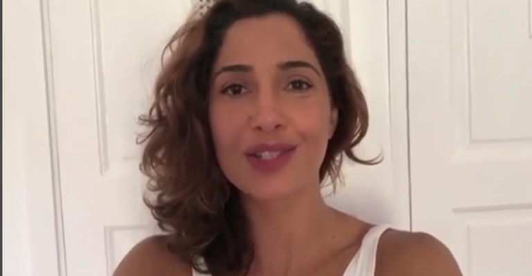 Camila Pitanga surge com a filha e impressiona pela semelhança