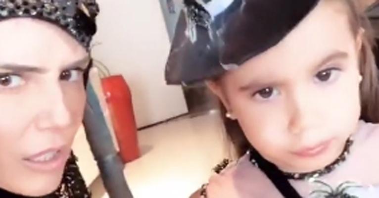 Deborah Secco se transforma em Malévola em Halloween para Maria Flor