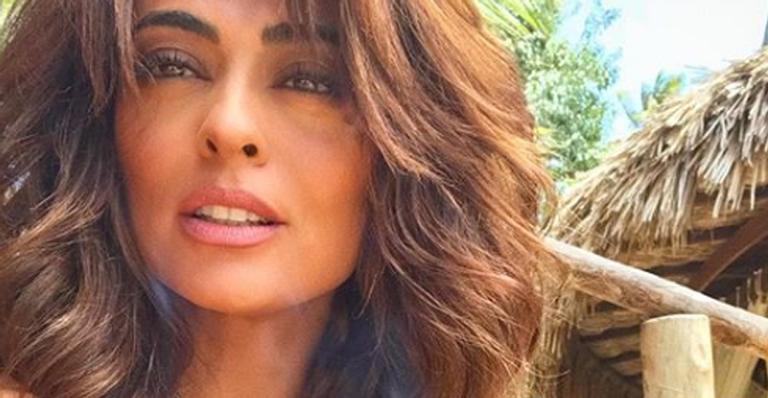 Juliana Paes surge sem a parte de cima do biquíni e provoca: ”Quem der zoom vai cair o dedo”