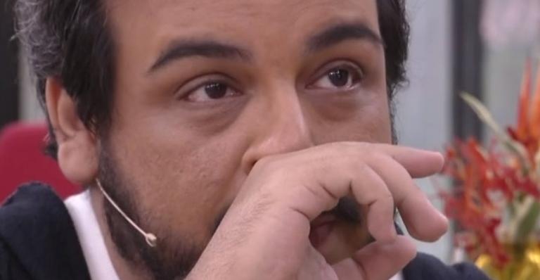 Luis Lobianco relembra morte precoce da mãe e se emociona: ”Foi muito triste”